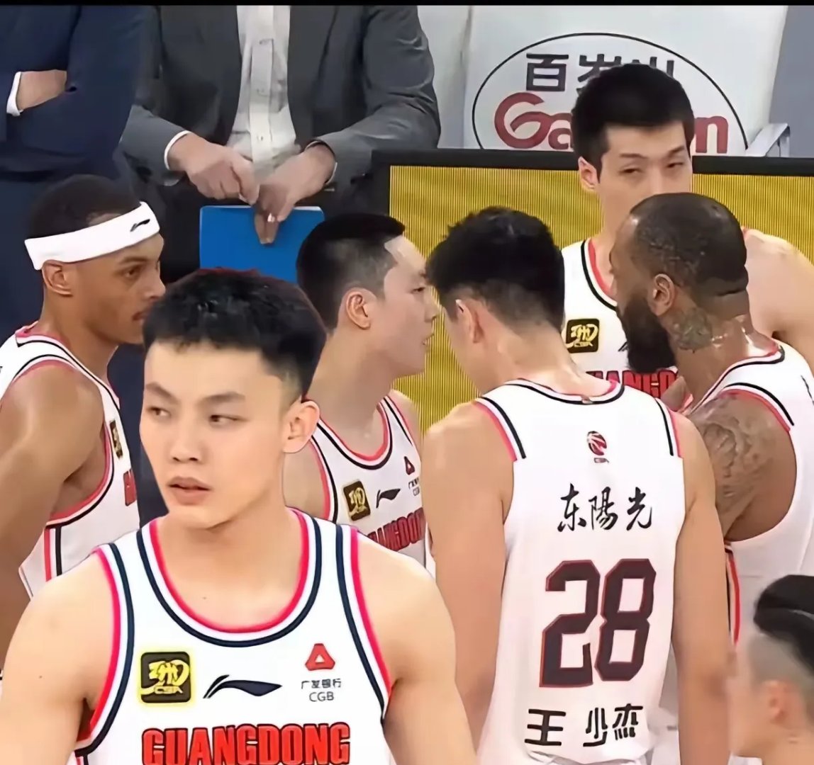 三亿体育体育平台-广东宏远队在比赛中突破对手的防线，取得胜利