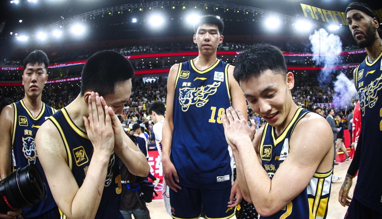 广东宏远队在比赛中突破对手的防线,取得胜利 广东宏远队在比赛中突破对手的防线,取得胜利