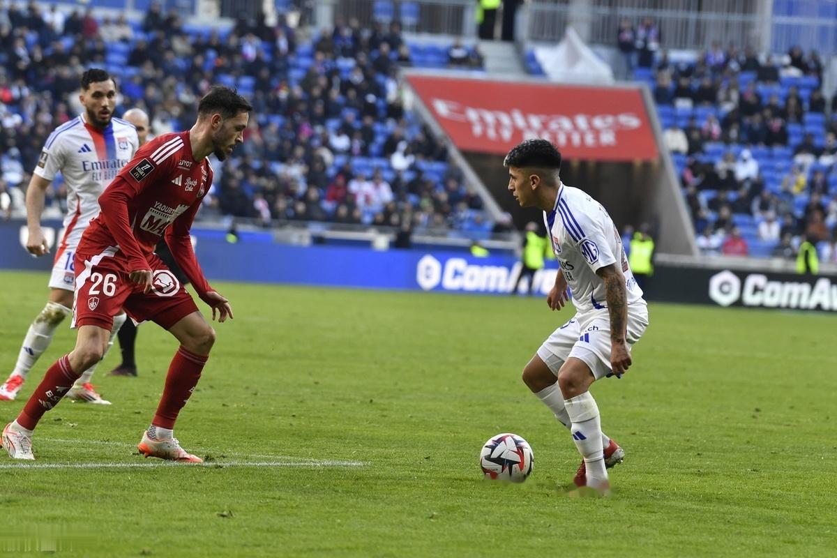 斯特拉斯堡客场大胜昂热，继续领跑法甲的简单介绍