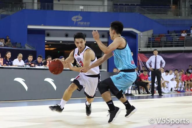 三亿体育体育vip注册-关于湖北武汉体育中心上演篮球狂欢，球迷热情高涨！的信息