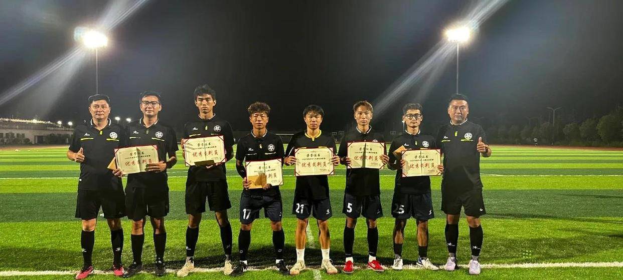 三亿体育体育官方-足球比赛现场掌声不断，气氛热烈