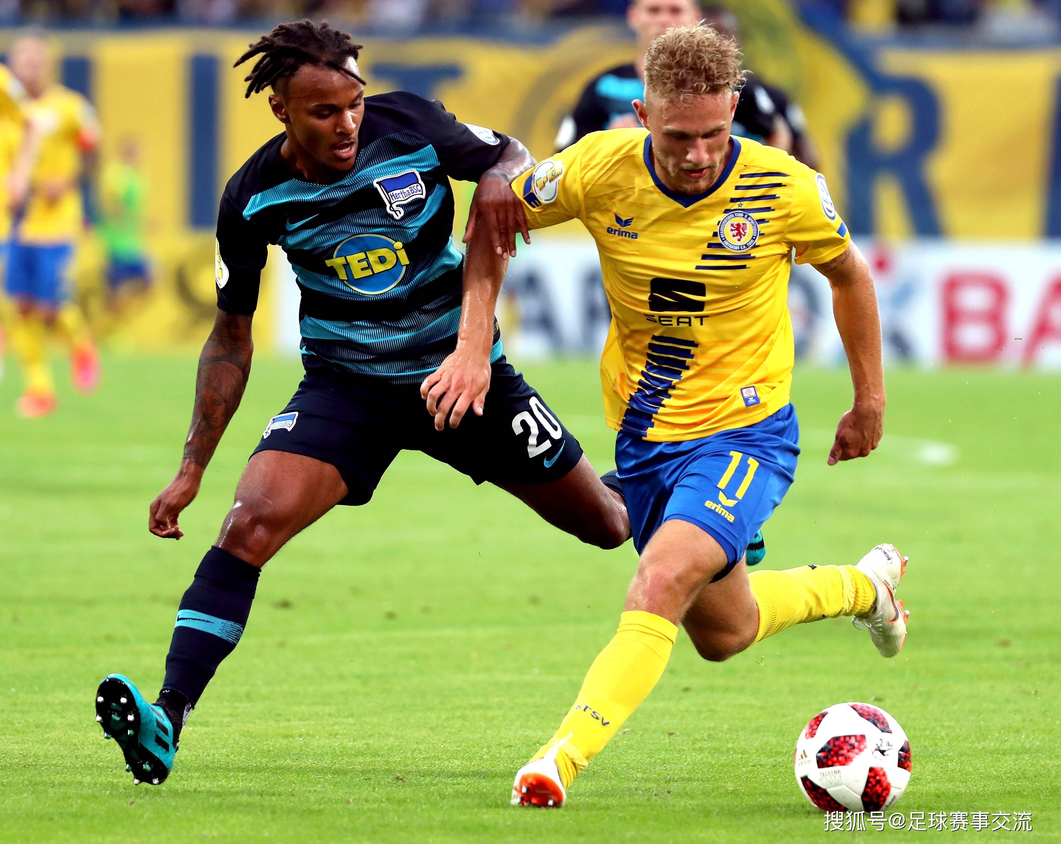 足球比赛现场掌声不断,气氛热烈 足球比赛现场掌声不断,气氛热烈