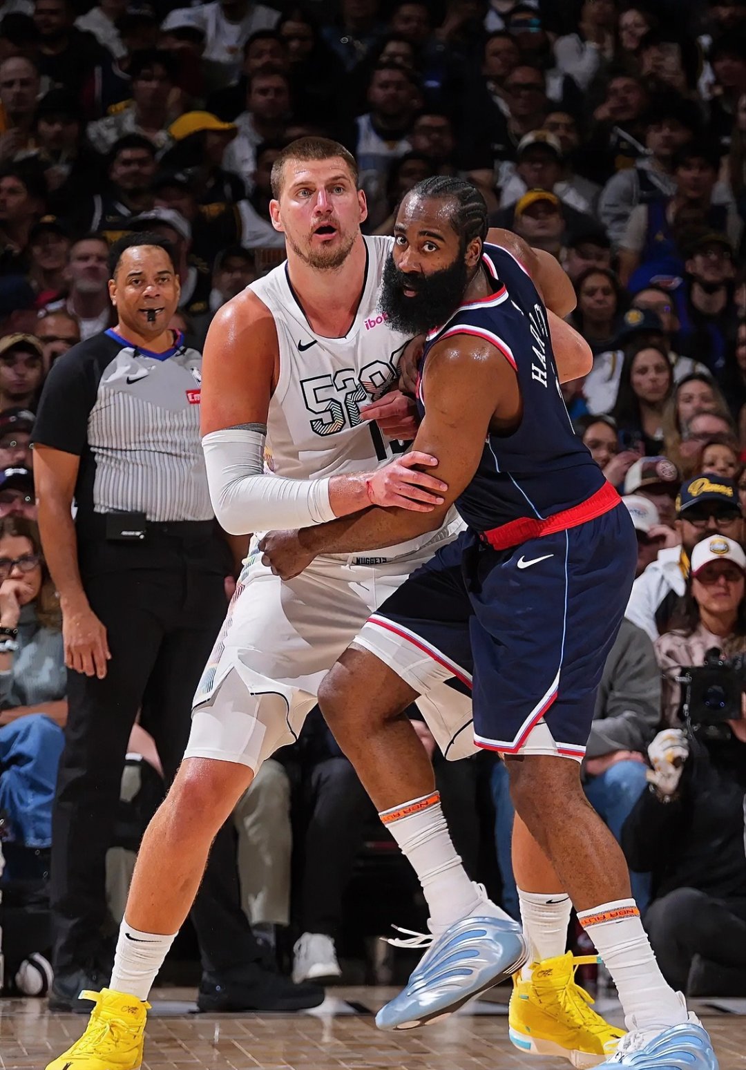 三亿体育体育登录-谁与争锋：篮板对决掘金，两队顶端之战让人热血沸腾！