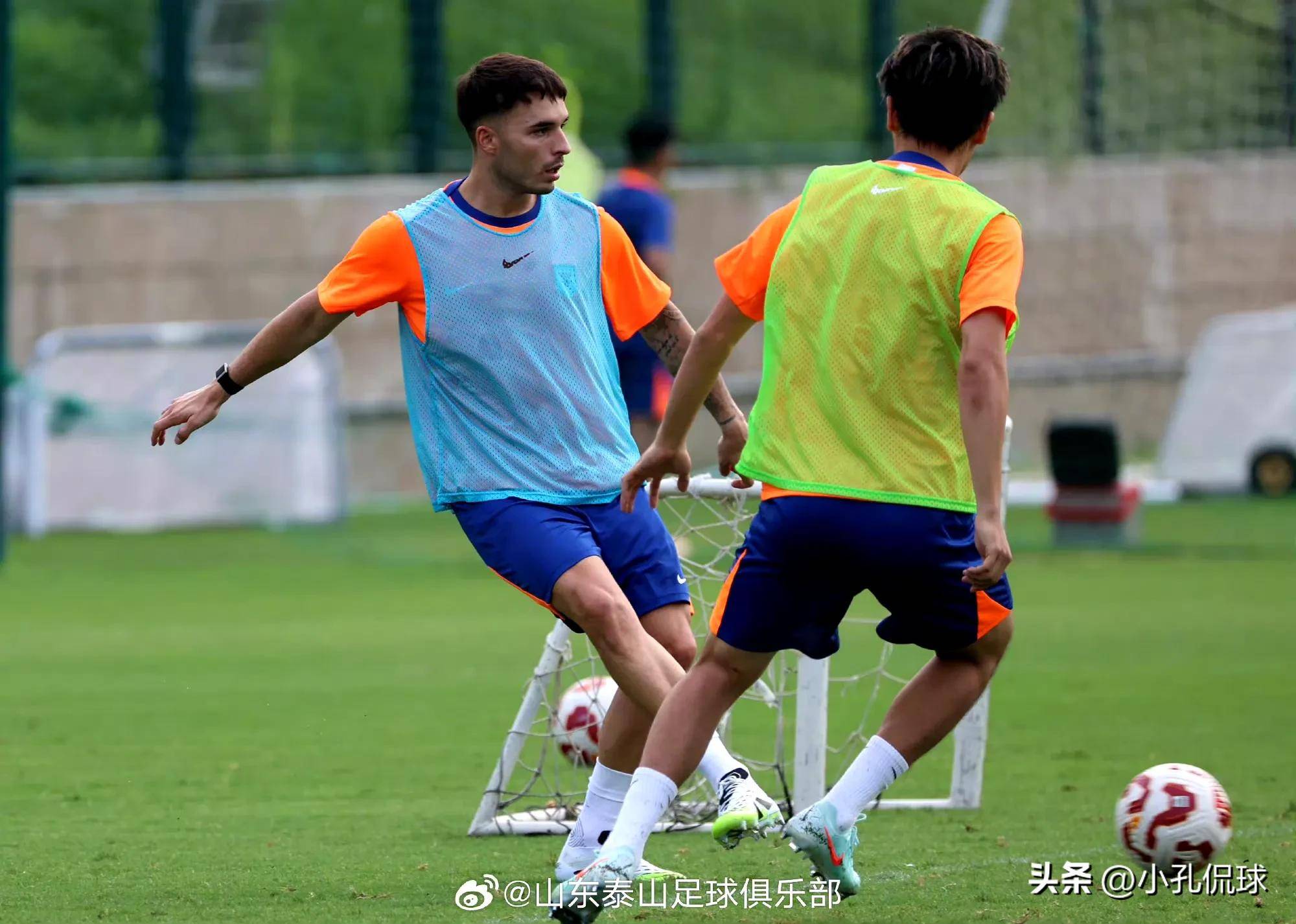 足球场上惊险刺激，每一分每一秒都扣人心弦的简单介绍