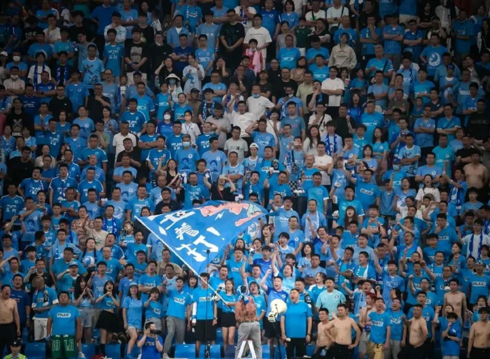 球迷为比赛中球队激烈争斗而感动