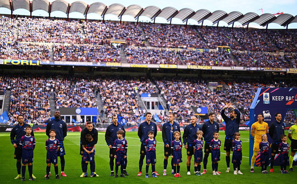 关于巴黎圣日耳曼主场大胜，提前锁定小组第一的信息