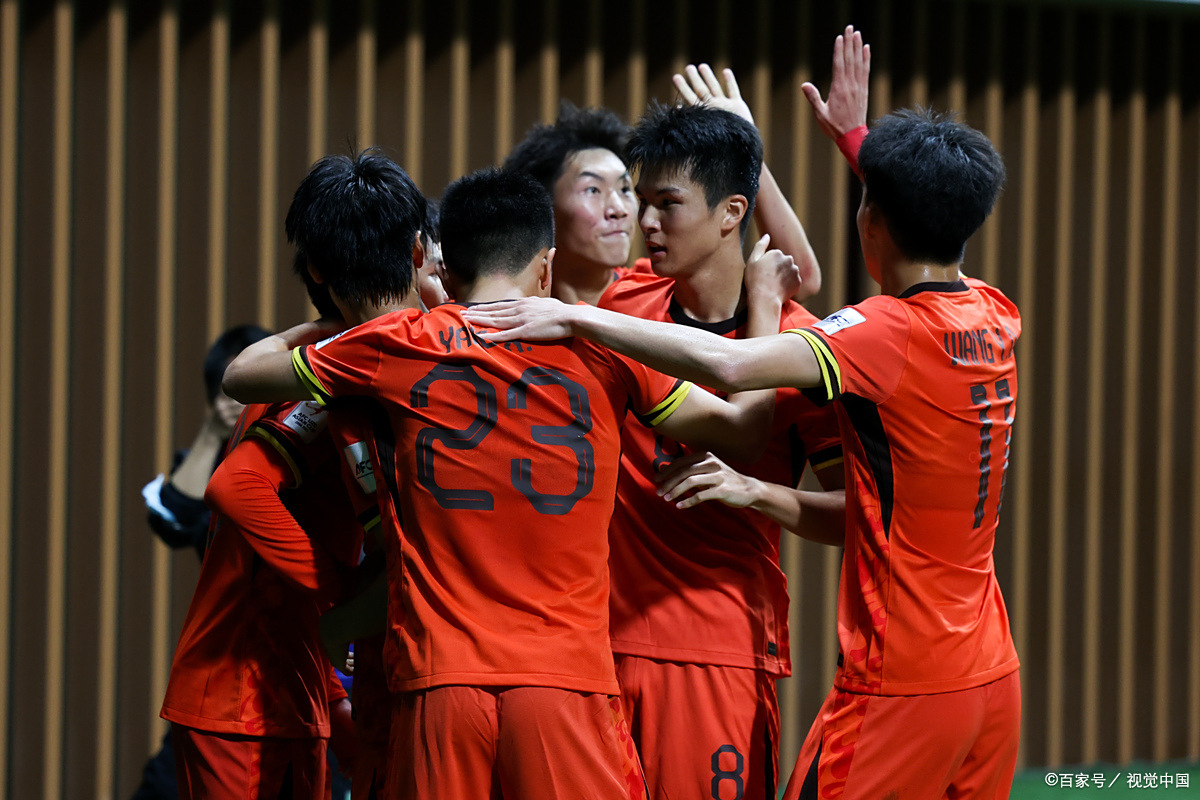 三亿体育体育官方登录入口-中国足球俱乐部在球场上的对抗