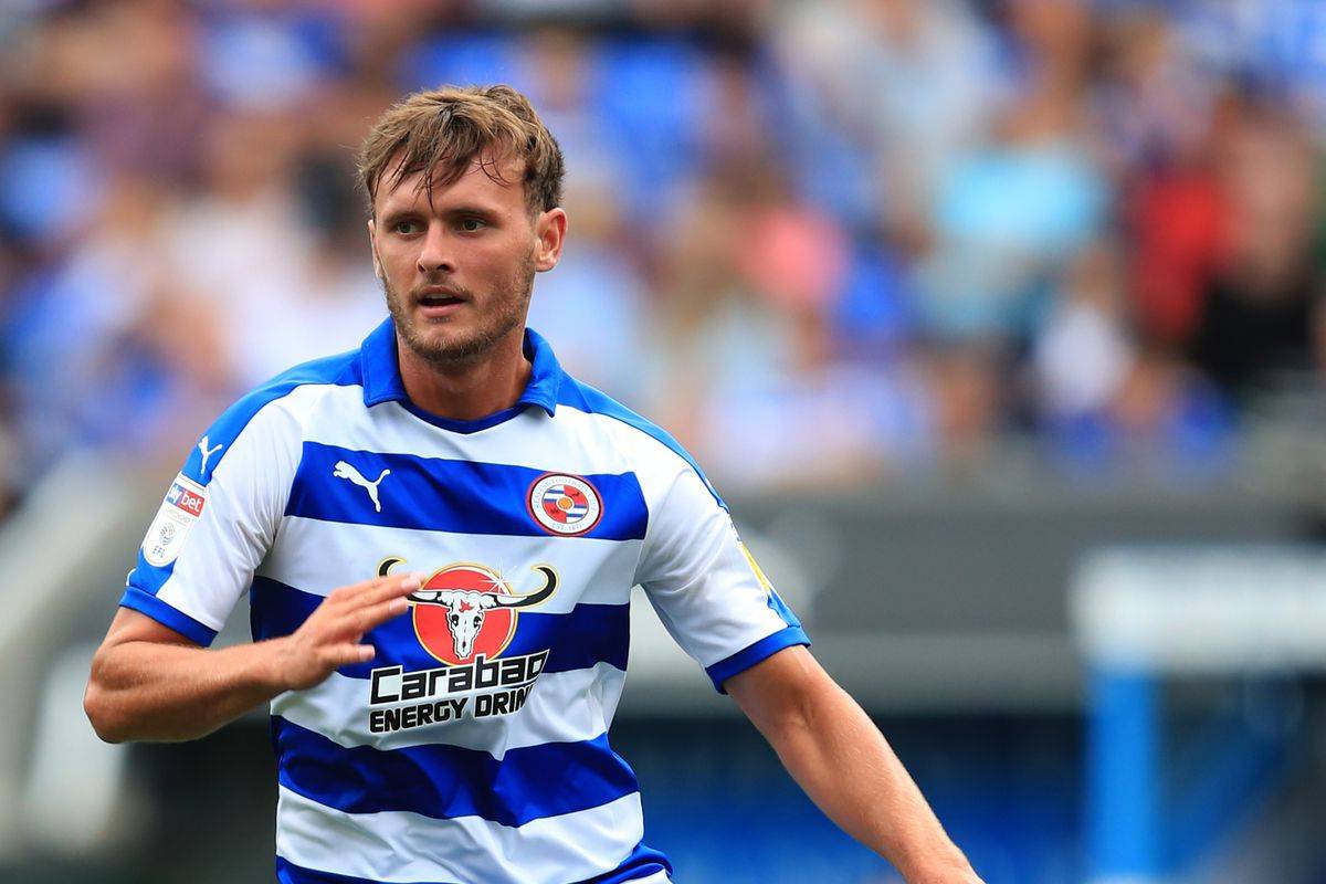 三亿体育体育链接-雷丁球队战术调整引发争议，主教练背负压力