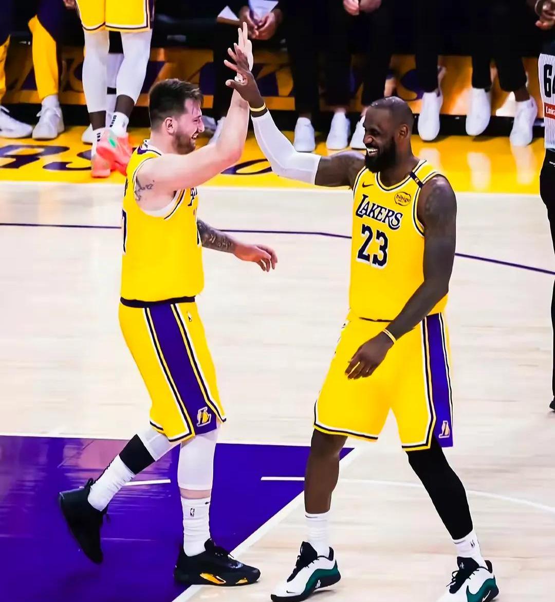 三亿体育体育下载-湖人队准备与步行者队展开激烈较量