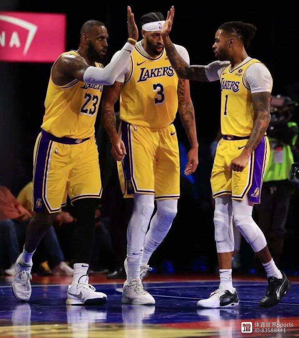 湖人队准备与步行者队展开激烈较量 湖人队准备与步行者队展开激烈较量