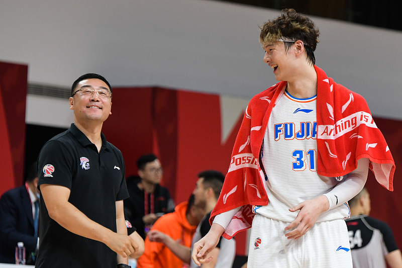 球队联赛中途换帅，拟重振颓势