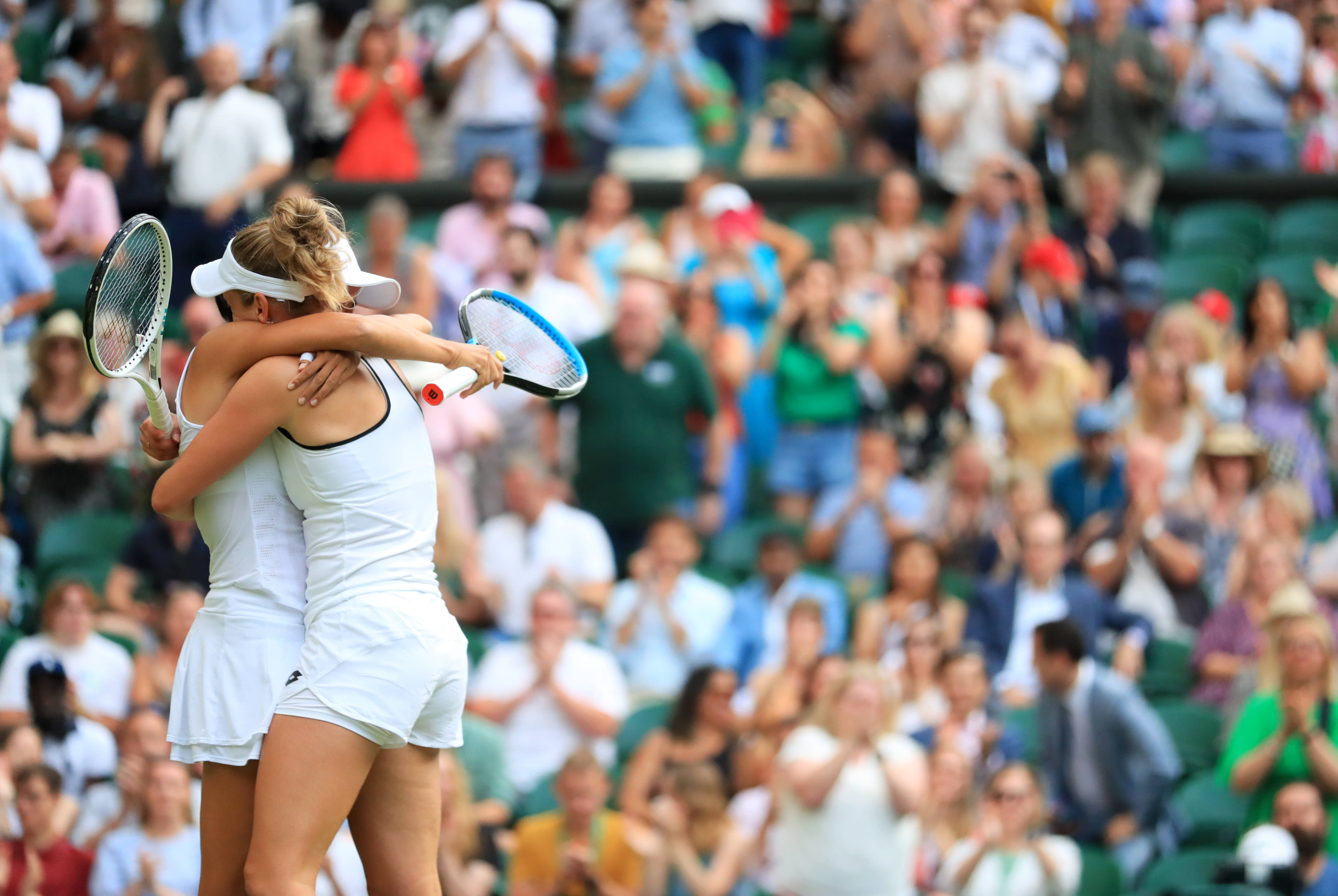 三亿体育体育平台-梅尔滕斯负伤离场，皇家贝蒂斯告负完结的简单介绍