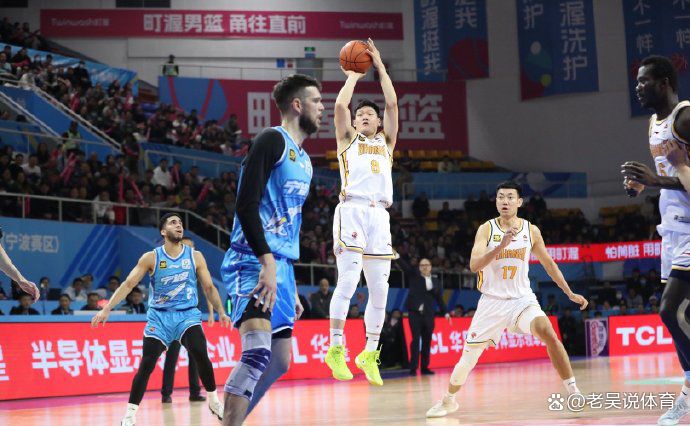 赛场激战!CBA球员展现最佳技术 赛场激战!CBA球员展现最佳技术