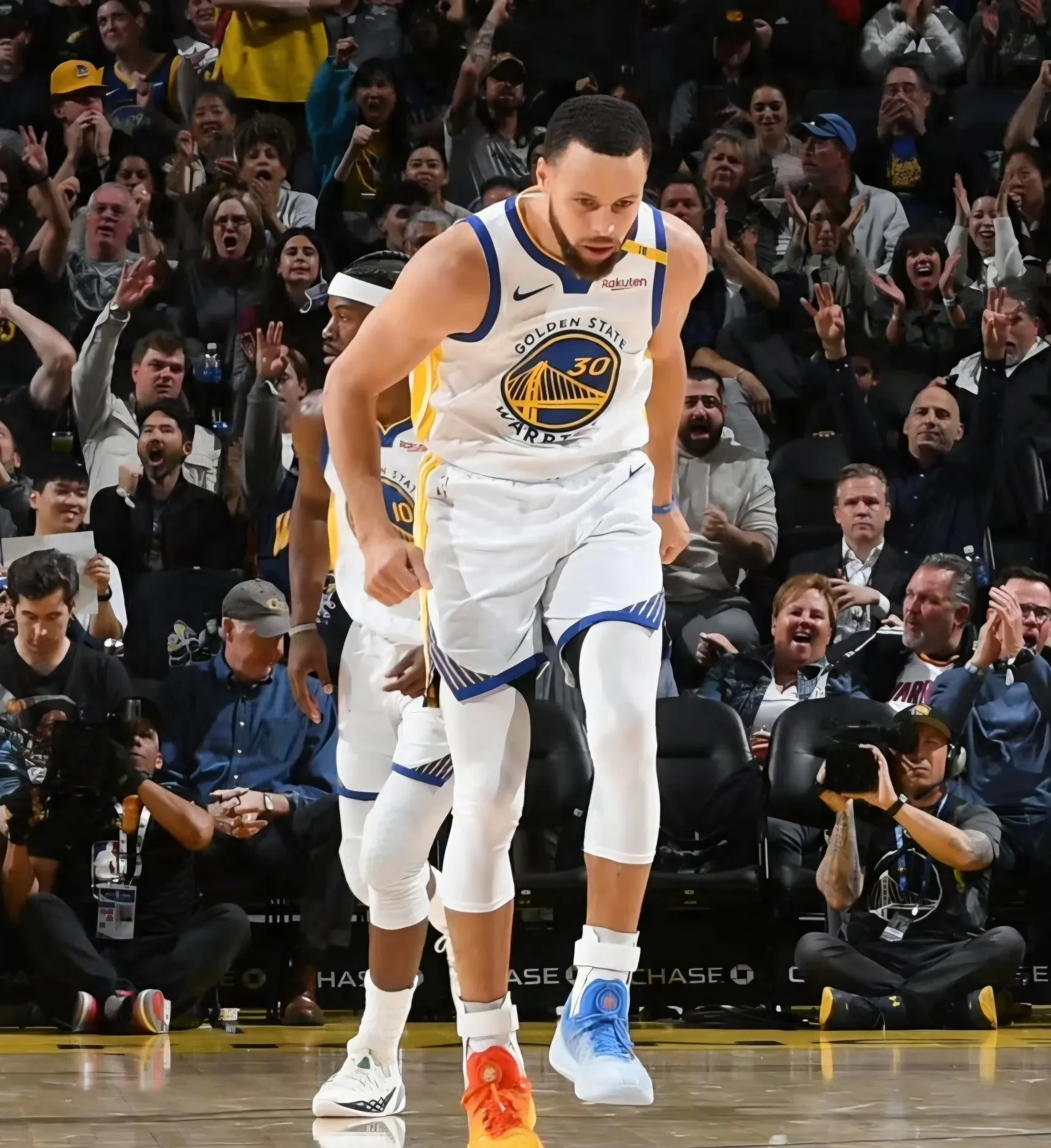 勇士大胜骑士,领跑西部 勇士大胜骑士,领跑西部